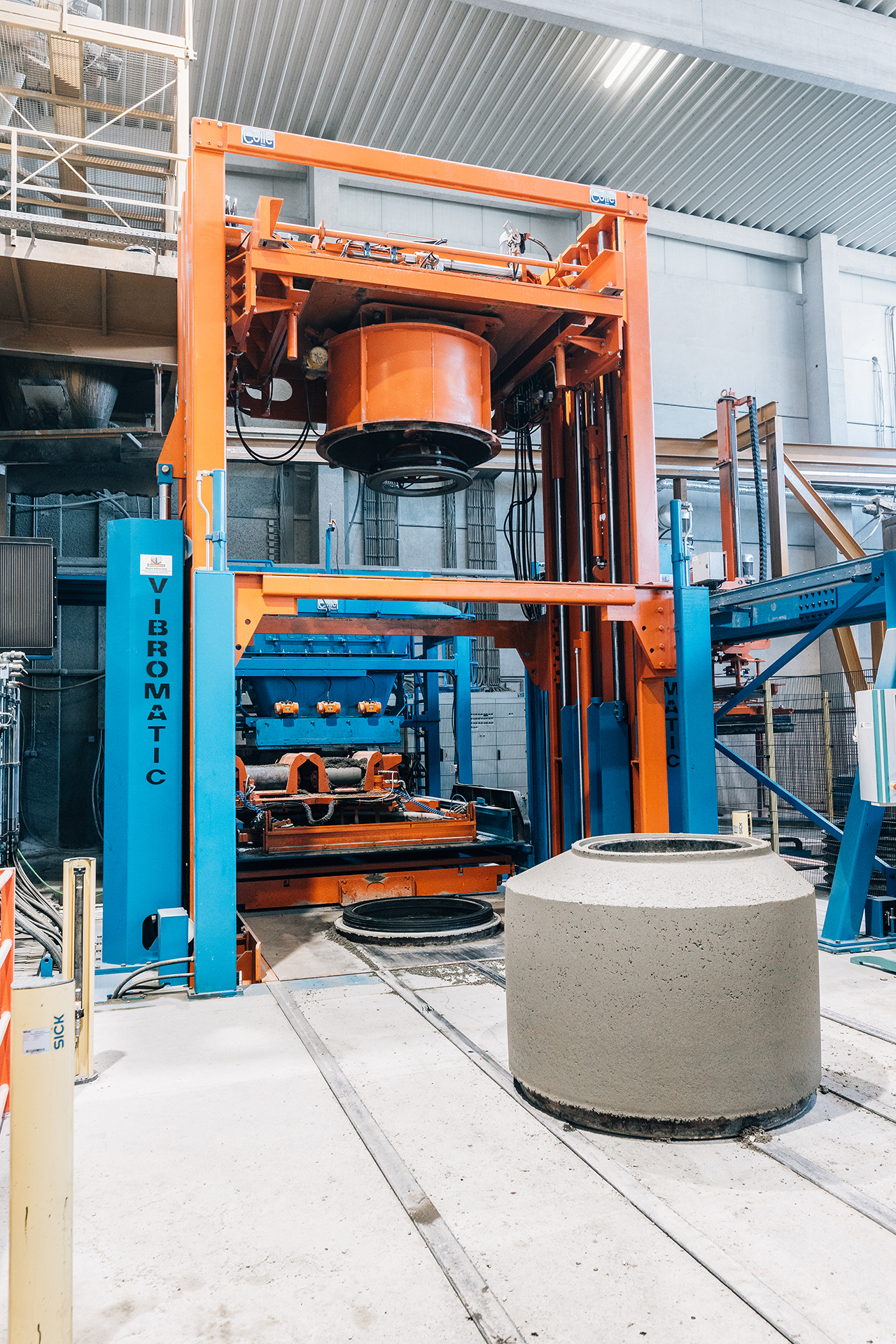 PRESA TUBURI DIN BETON COLLE VIBROMATIC / MARIO CROCI